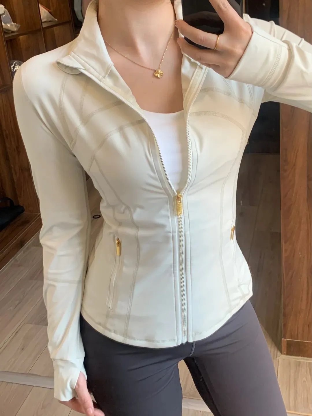 白蛋白金拉链夹克
