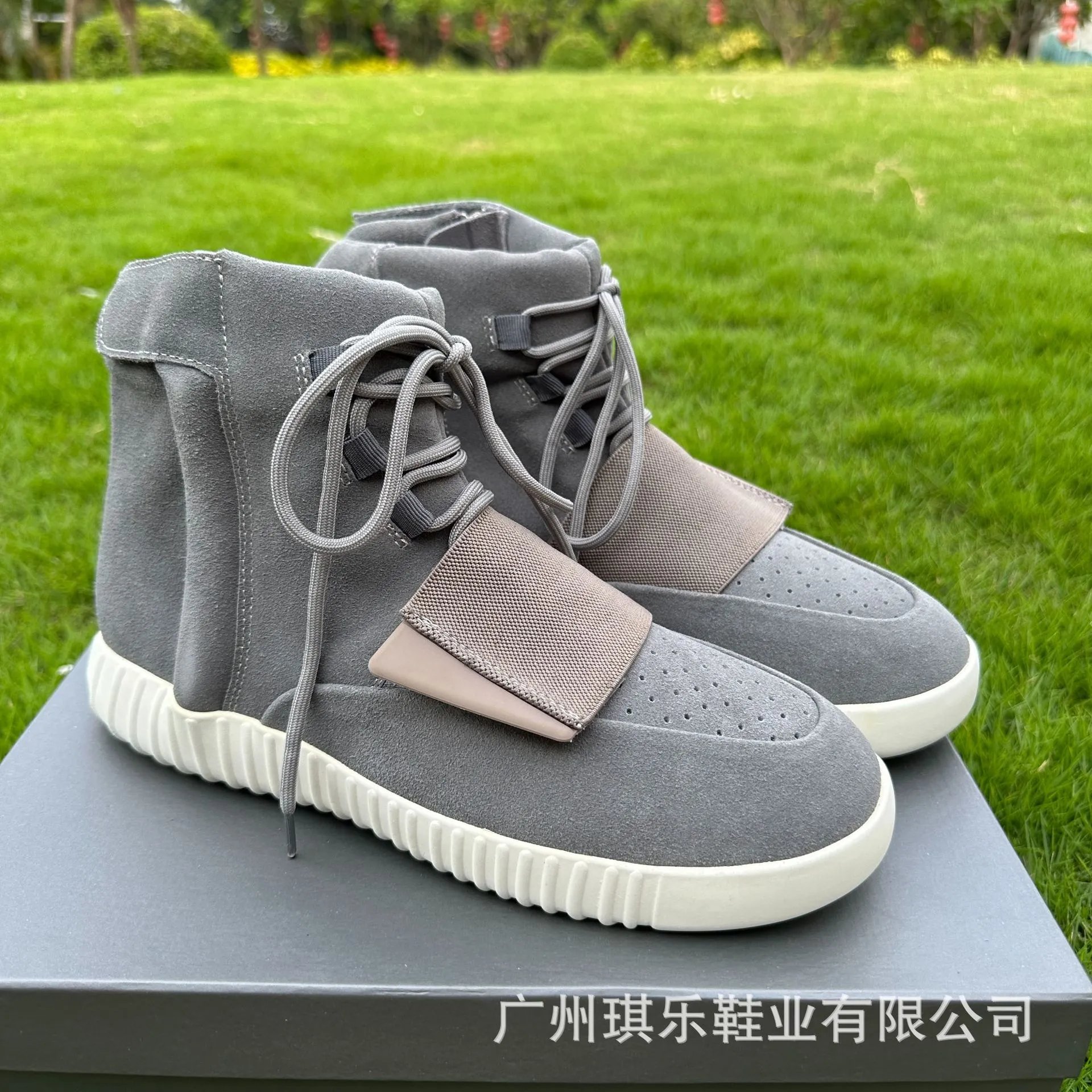 Yeezy Boot 700 Sneakers [3 sty