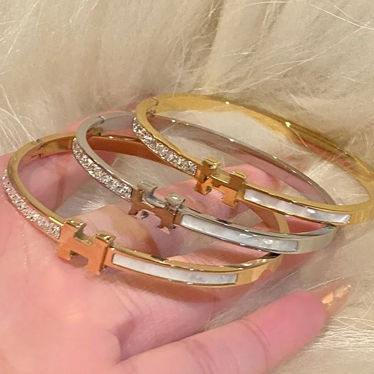 Baizhong Exquisite Titanium Spliced ​​Steel Women's Hand Light Luxury Hand Jewelry Fritillaria Small Ring Bracelet Zircon Bracelet New Style *No quality problems and no return without reason