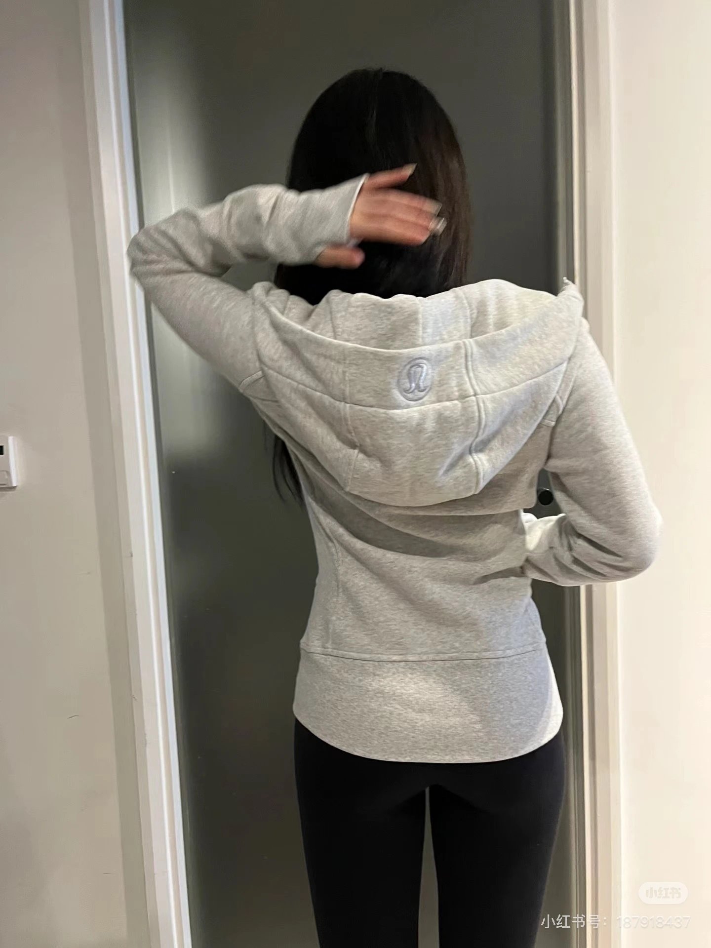 刺绣花灰卫衣修身