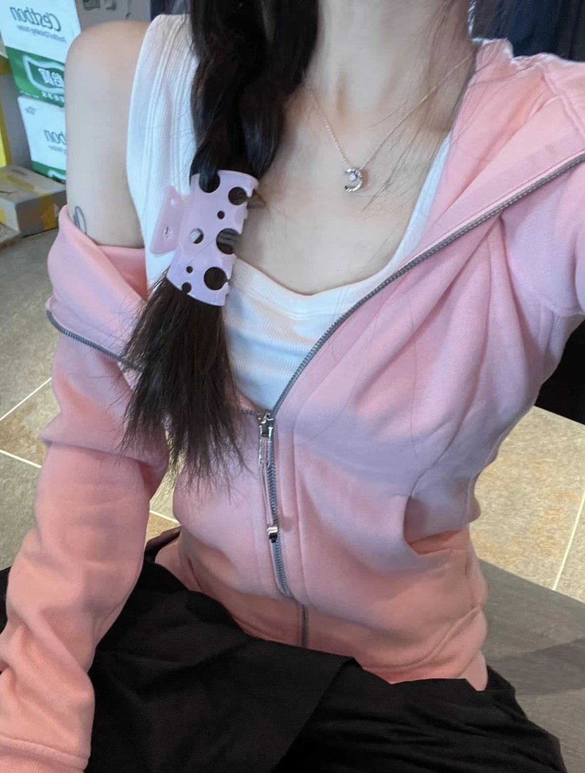 刺绣迷雾粉卫衣修身