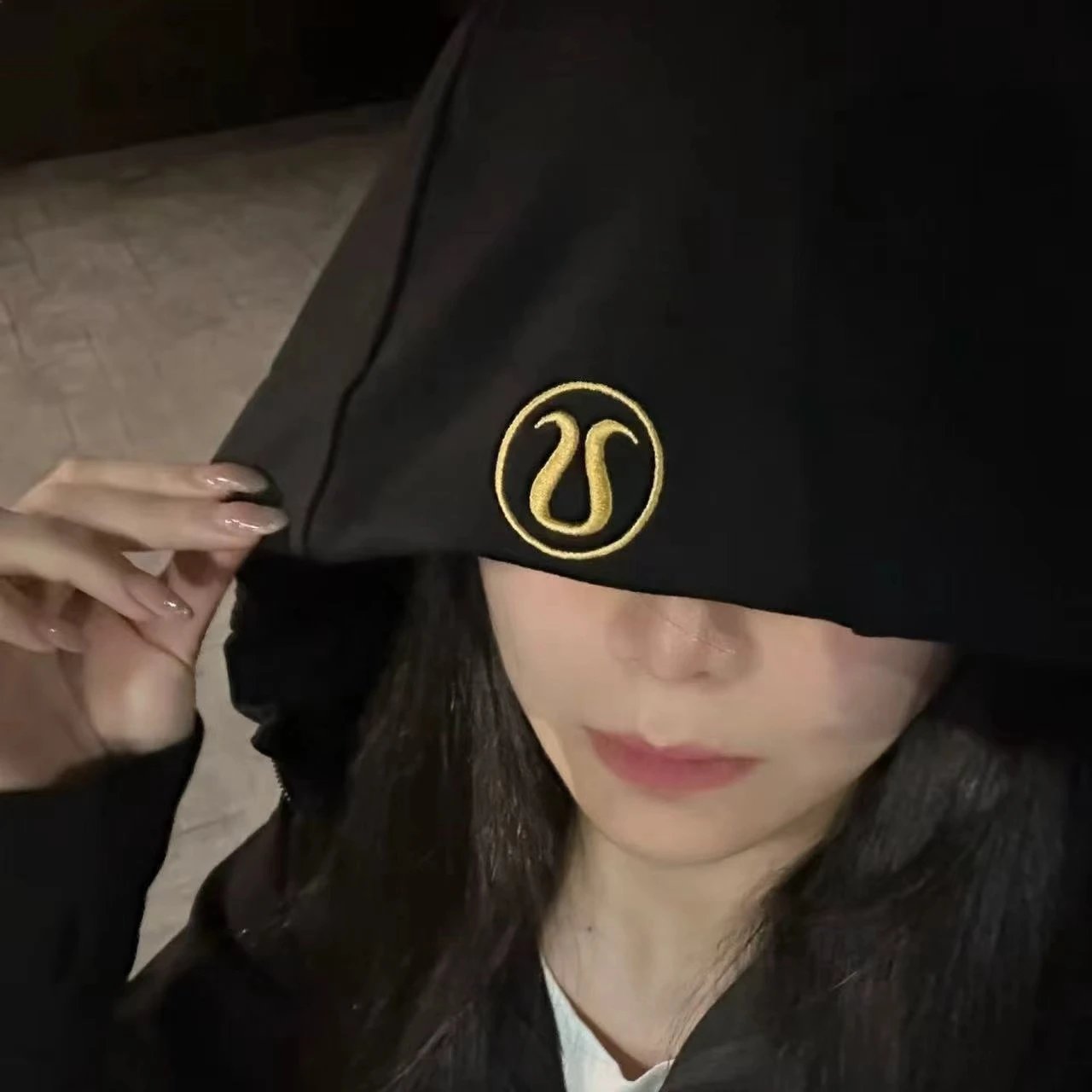 刺绣黑金卫衣修身