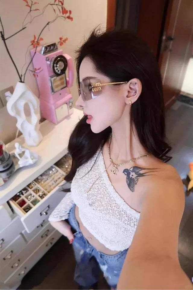 Miu Eyewear Rimless shield sunglasses with gold logo plaques product detail image 5