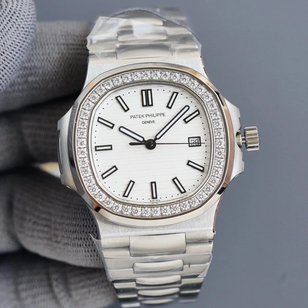 White · Round Diamond