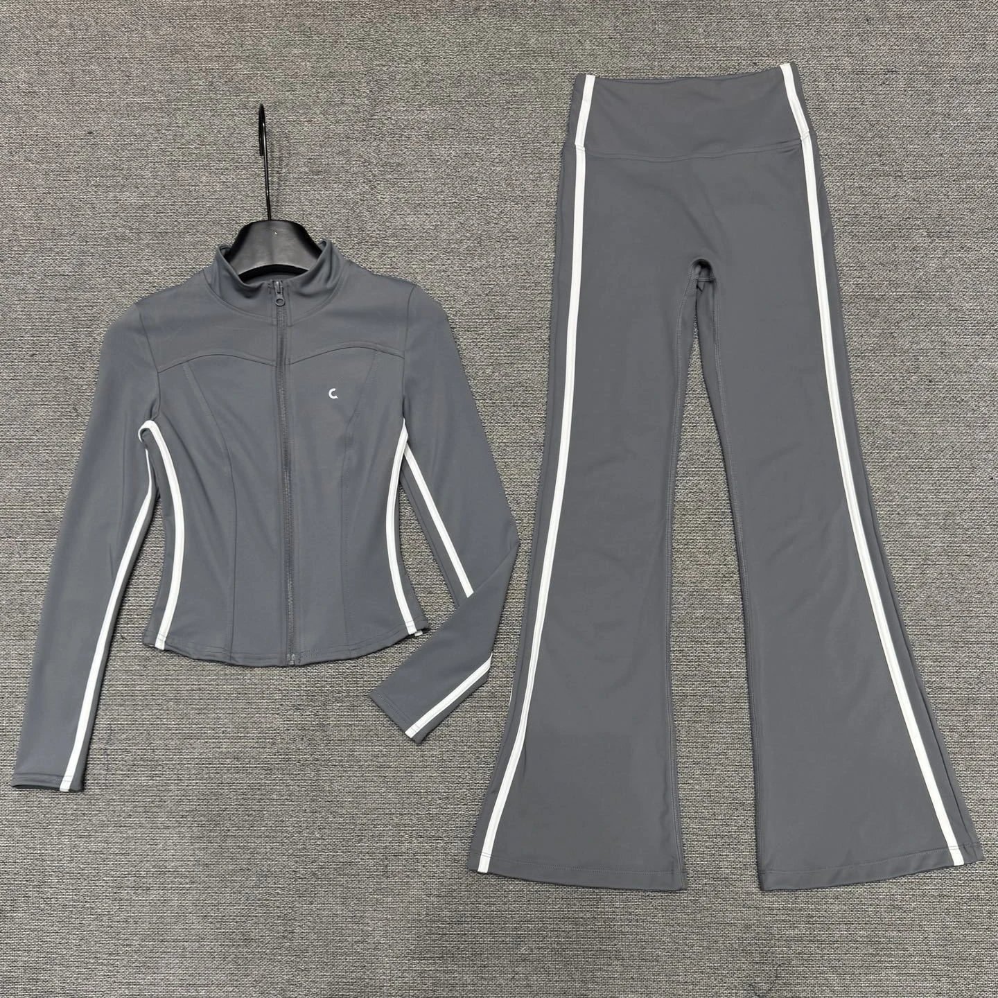 Design Activewear Set: Zip-Up Cropped Jacket and Flared Leggings in Black, Navy, Gray, White - 3