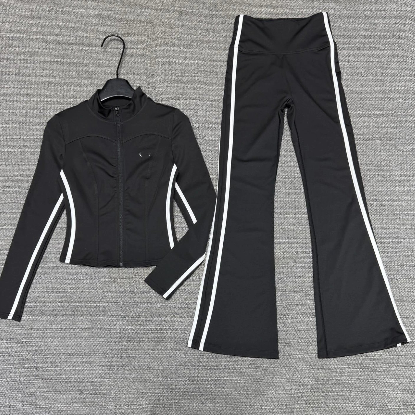 Design Activewear Set: Zip-Up Cropped Jacket and Flared Leggings in Black, Navy, Gray, White - 2
