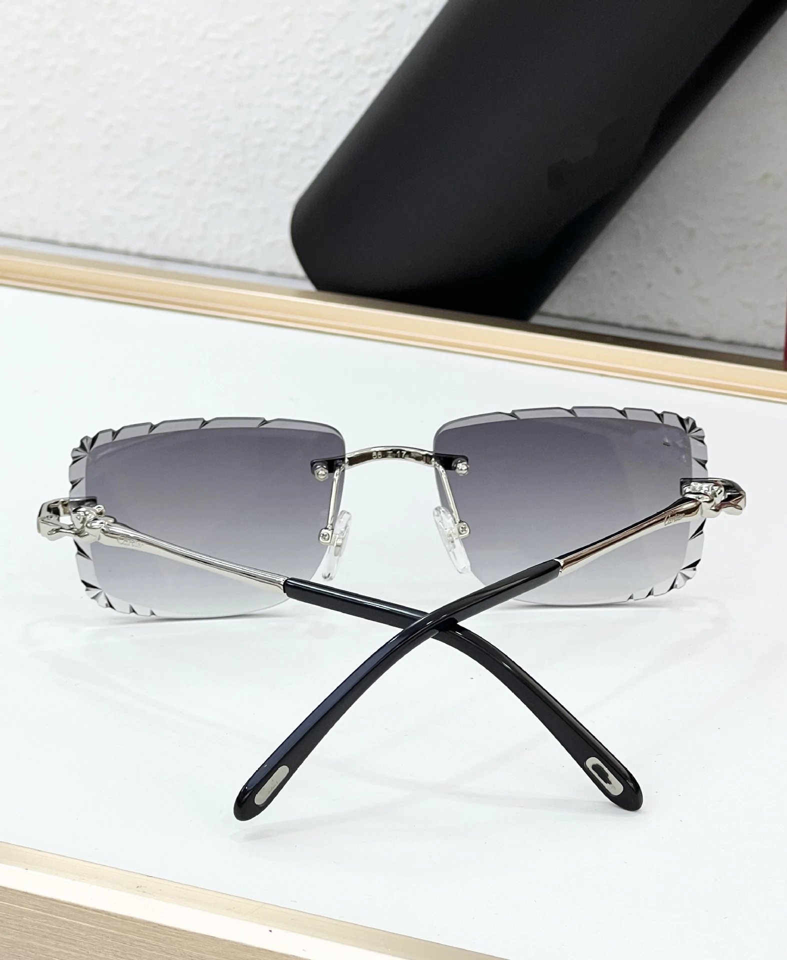 Design Rimless Sunglasses with Gold Panther Temples and Faceted Lens Edges Eyewear - 5