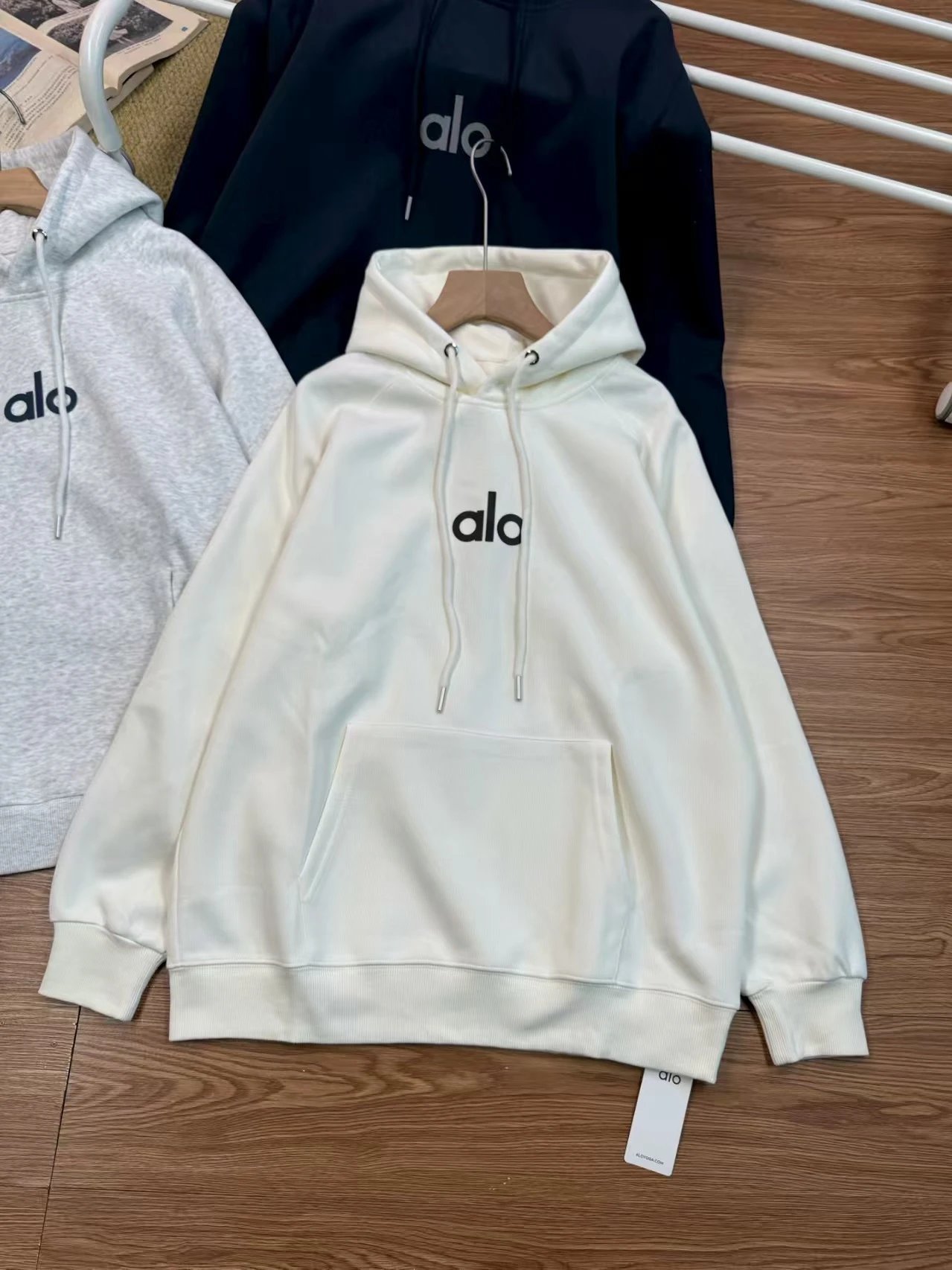 Alo Yoga Classic Logo Hoodie White - 5