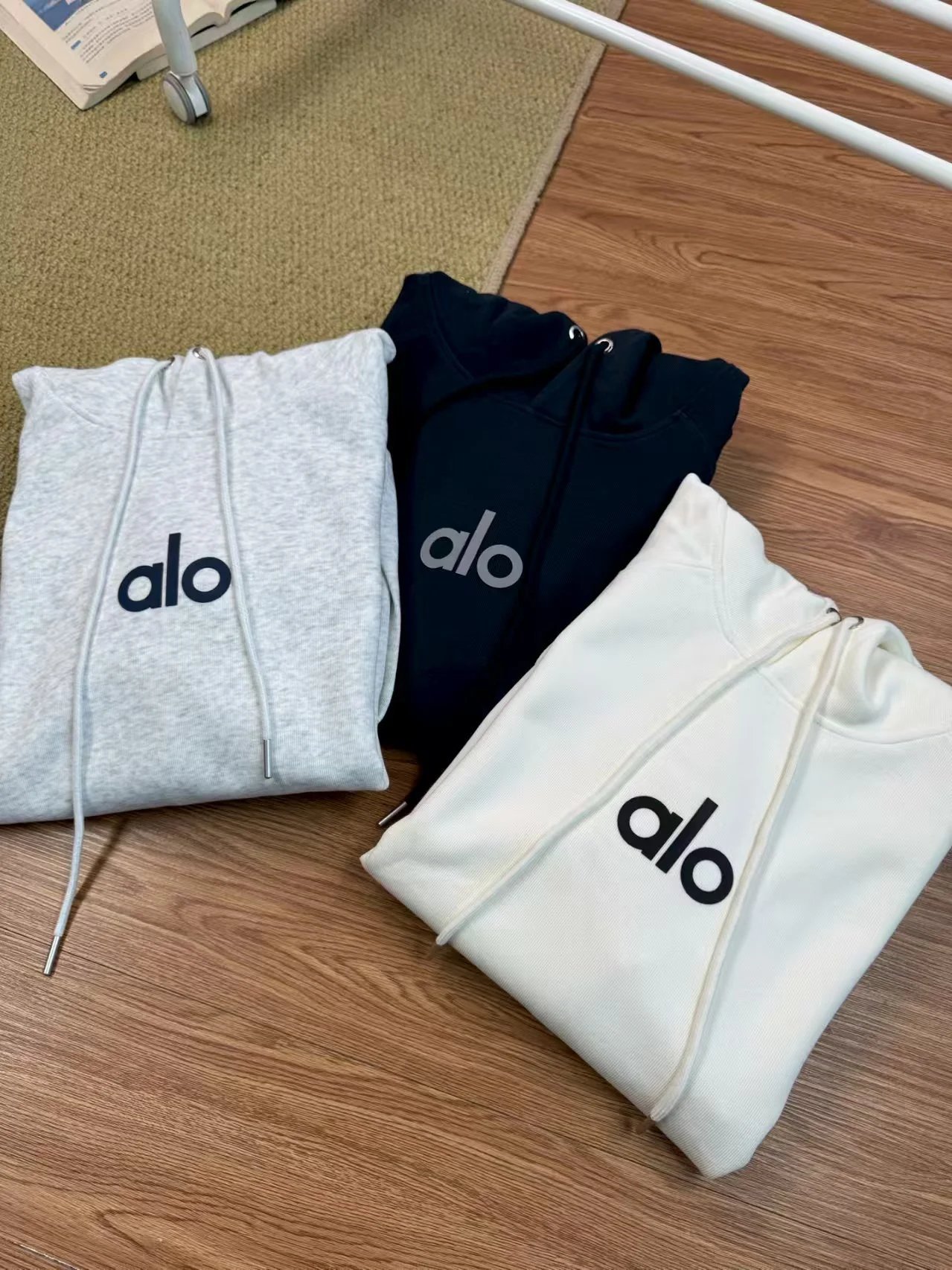 Alo Yoga Classic Logo Hoodie White - 4