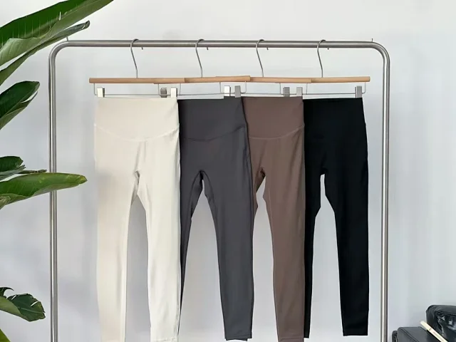 Alo Trousers High-waisted ankle-length leggings product detail image 17