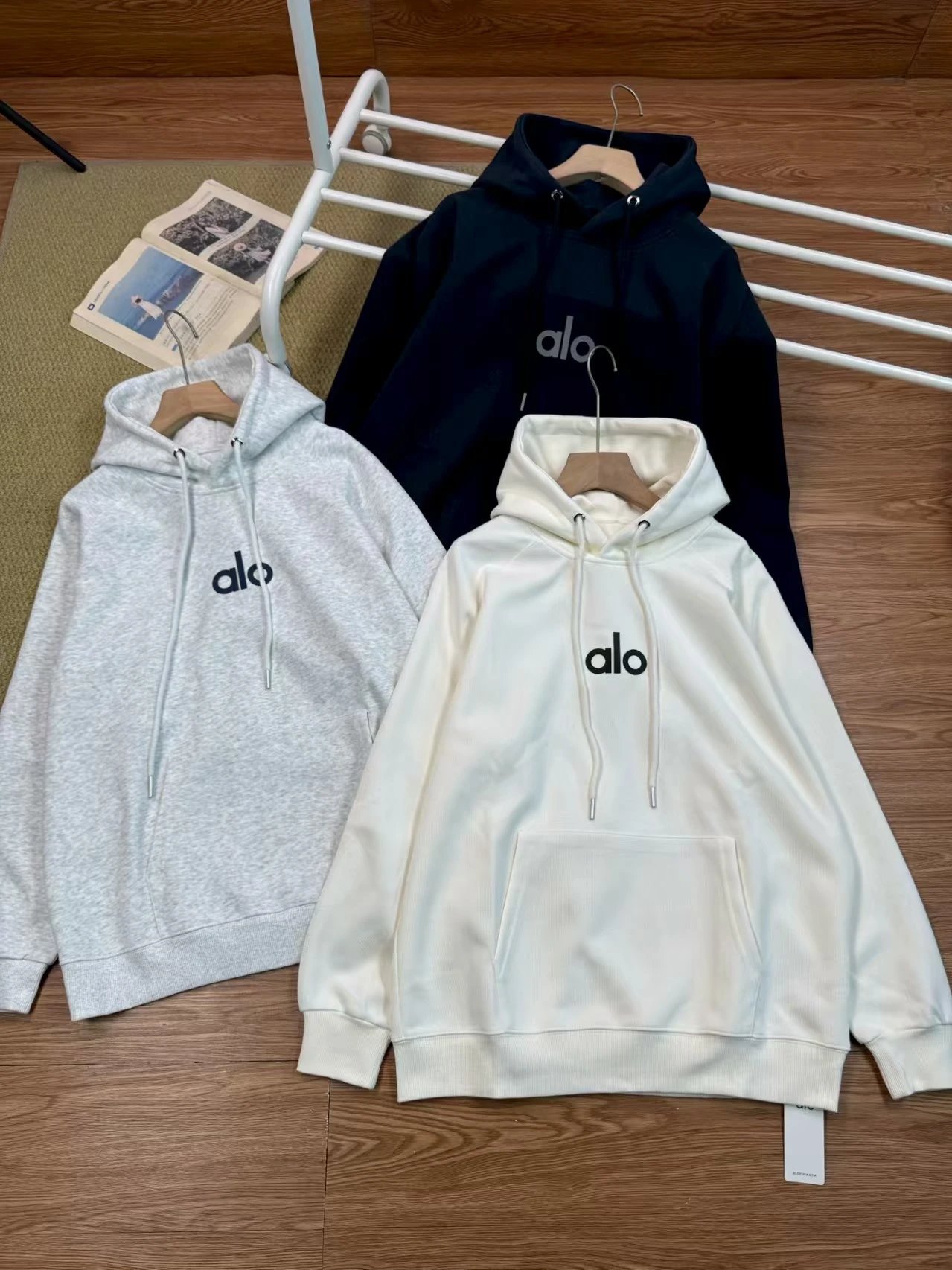Alo Yoga Classic Logo Hoodie White - 3