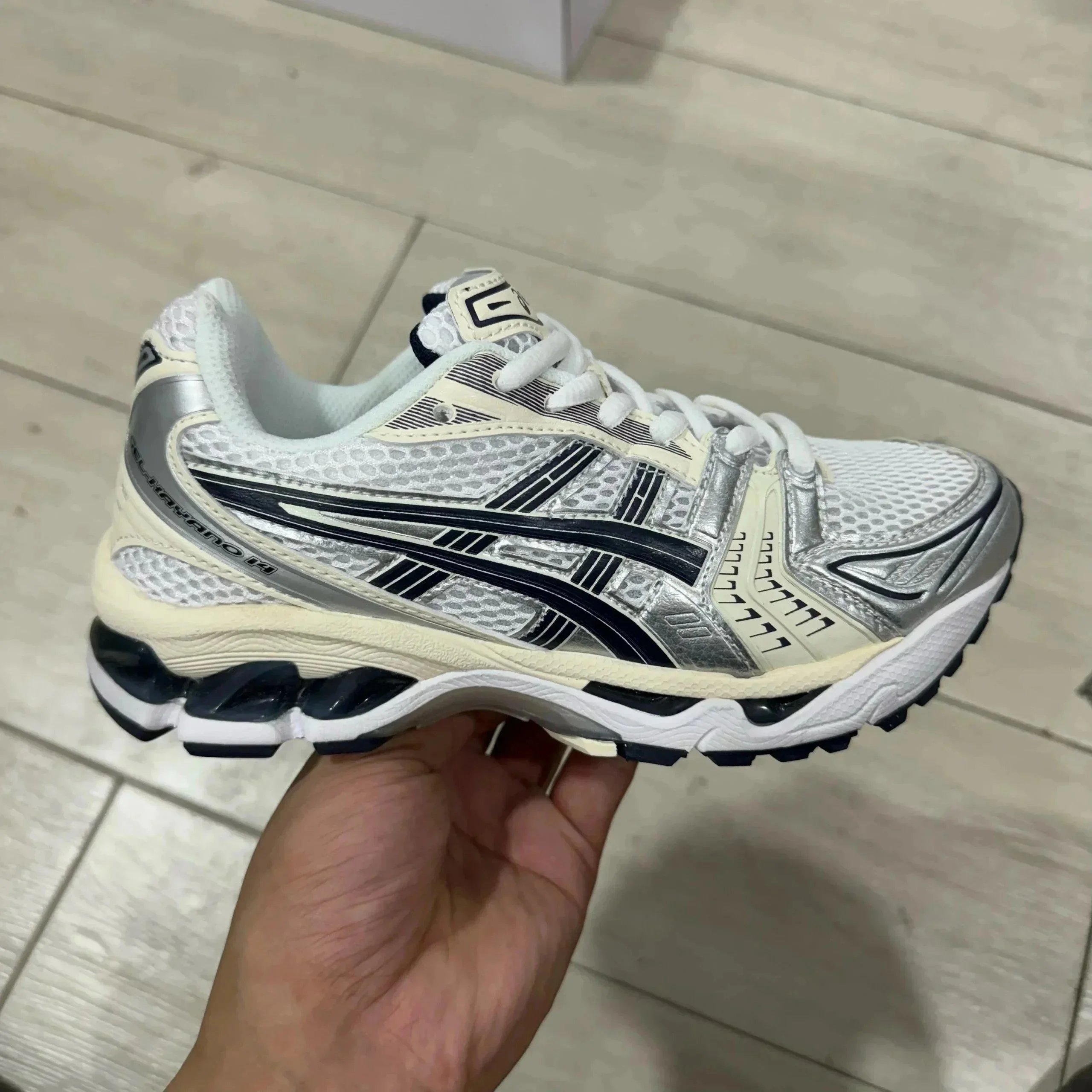 White/Black/Silver A056-109