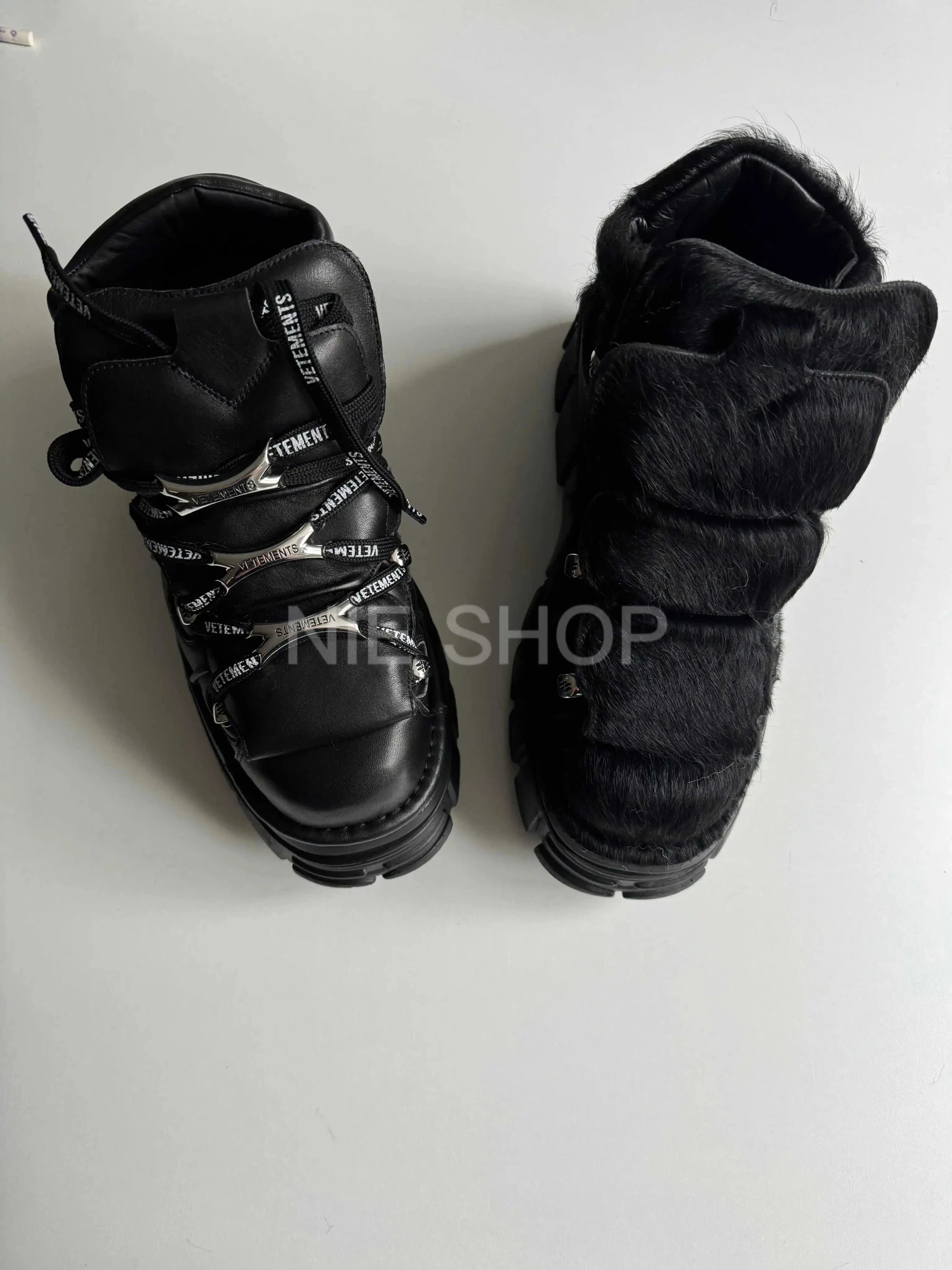 VETEMENTS Black Leather Snow Boots with Faux Fur Lining - 133891