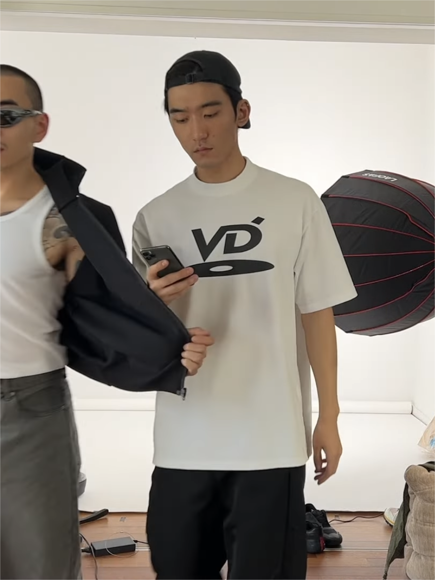 Velja Dé Vinyl Disc Logo Black T-Shirt - 17