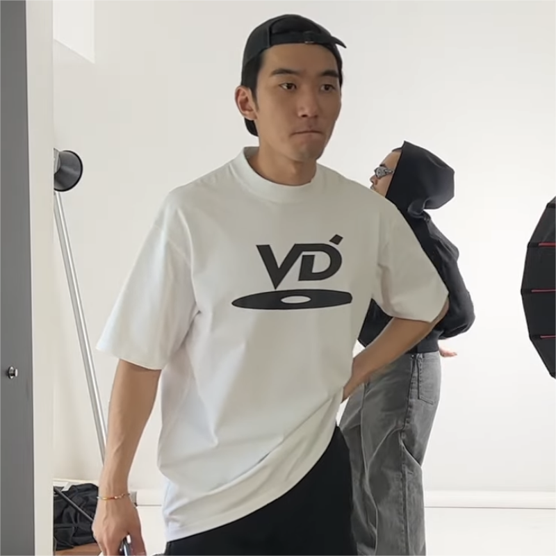 Velja Dé Vinyl Disc Logo Black T-Shirt - 16