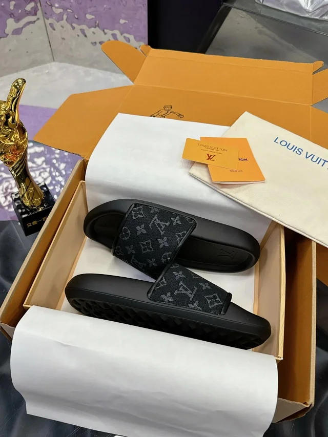 Louis Vuitton Slippers Monogram Slide product detail image 6