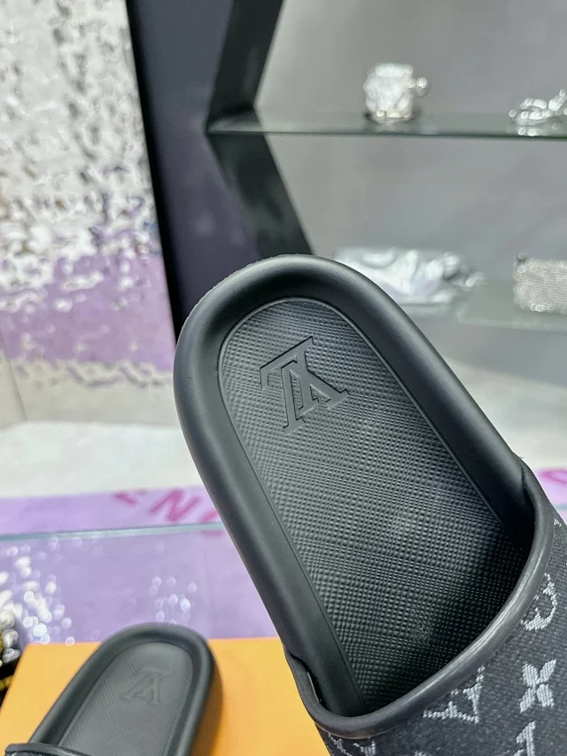 Louis Vuitton Slippers Monogram Slide product detail image 8
