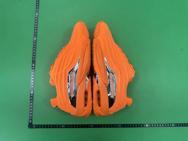 Nike Sneakers Sculpted Upper with Visible Air Cushion product detail image 6