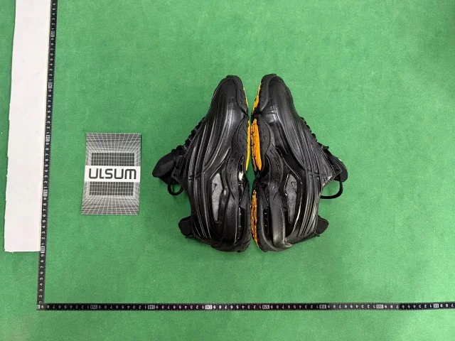 Nike Sneakers Sculpted Upper with Visible Air Cushion product detail image 4
