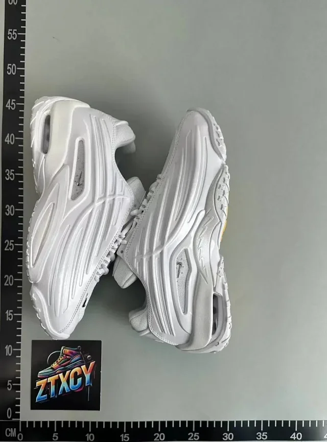 Nike Sneakers Sculpted Upper with Visible Air Cushion product detail image 7