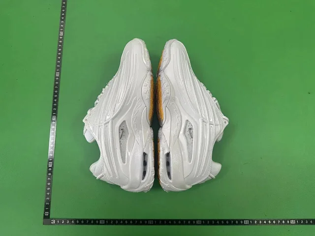 Nike Sneakers Sculpted Upper with Visible Air Cushion product detail image 8
