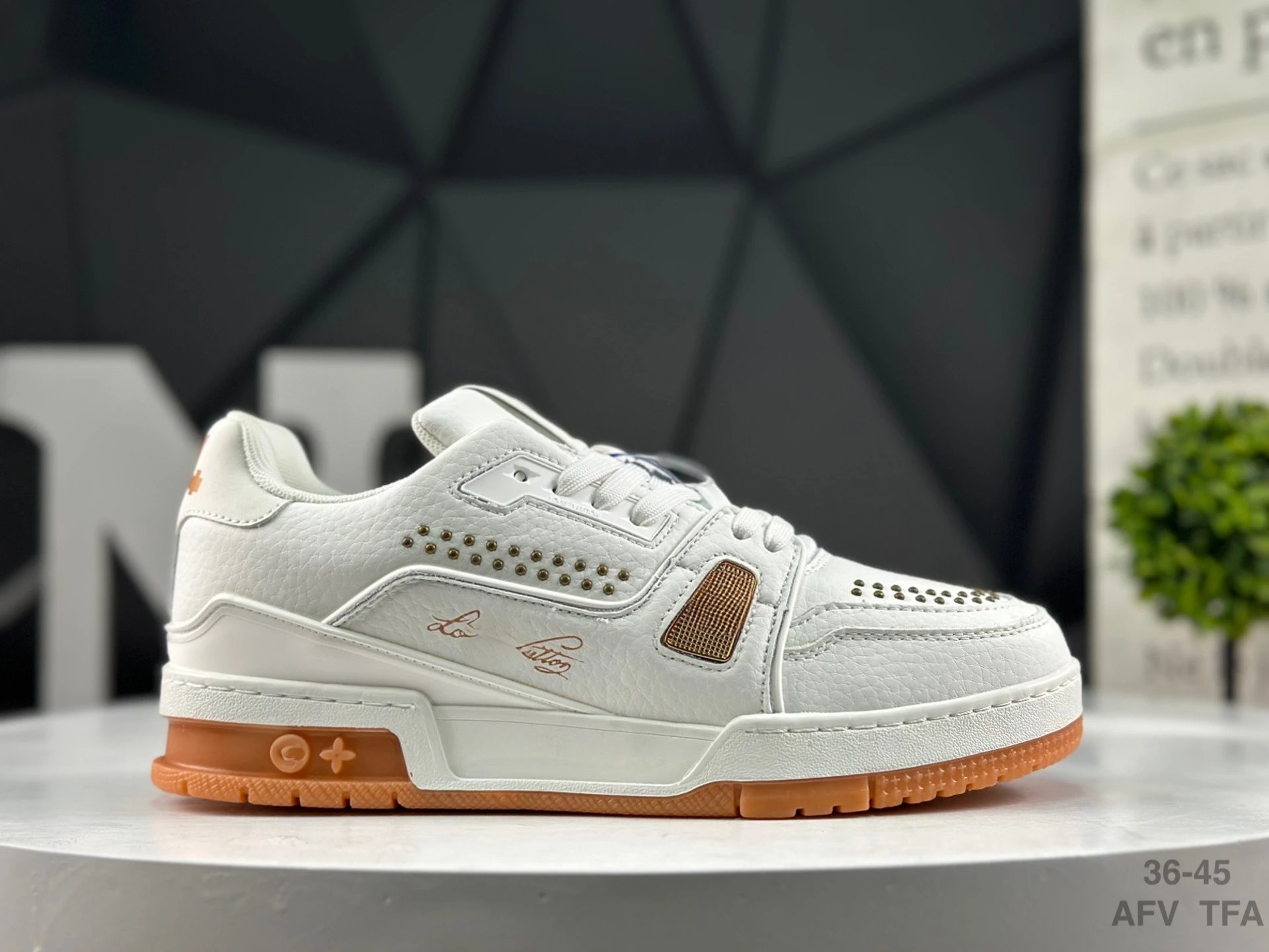 Louis Vuitton Sneakers Low-Top Lace-Up — 39