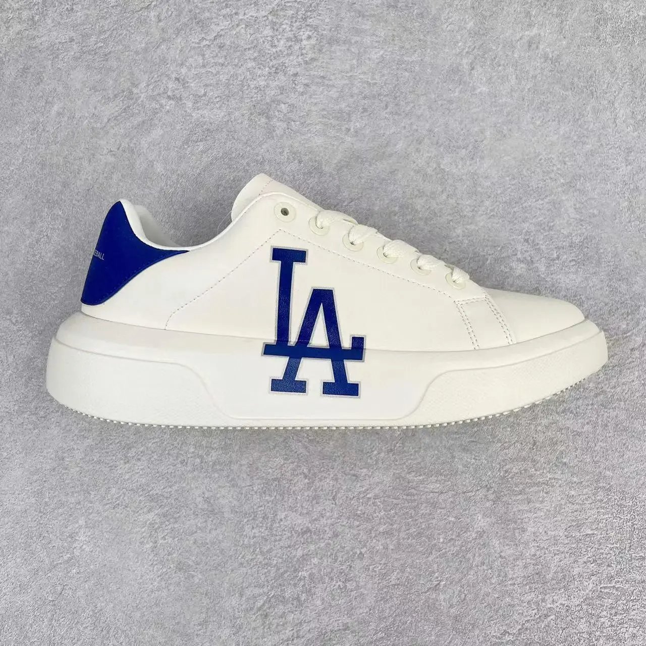 MLB Sneakers Platform lace-up with New York Yankees monogram — White and blue LA
