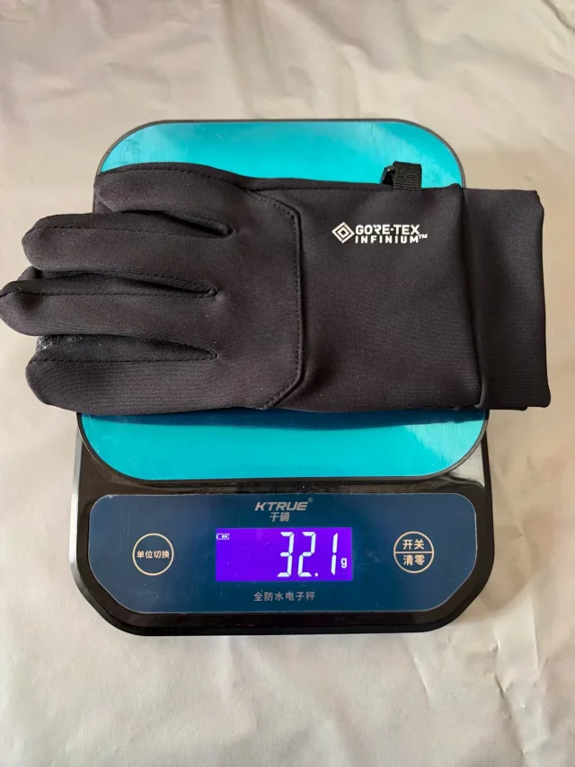 GORE-TEX Gloves INFINIUM touchscreen with non-slip palm grip and adjustable wrist buckle product detail image 11