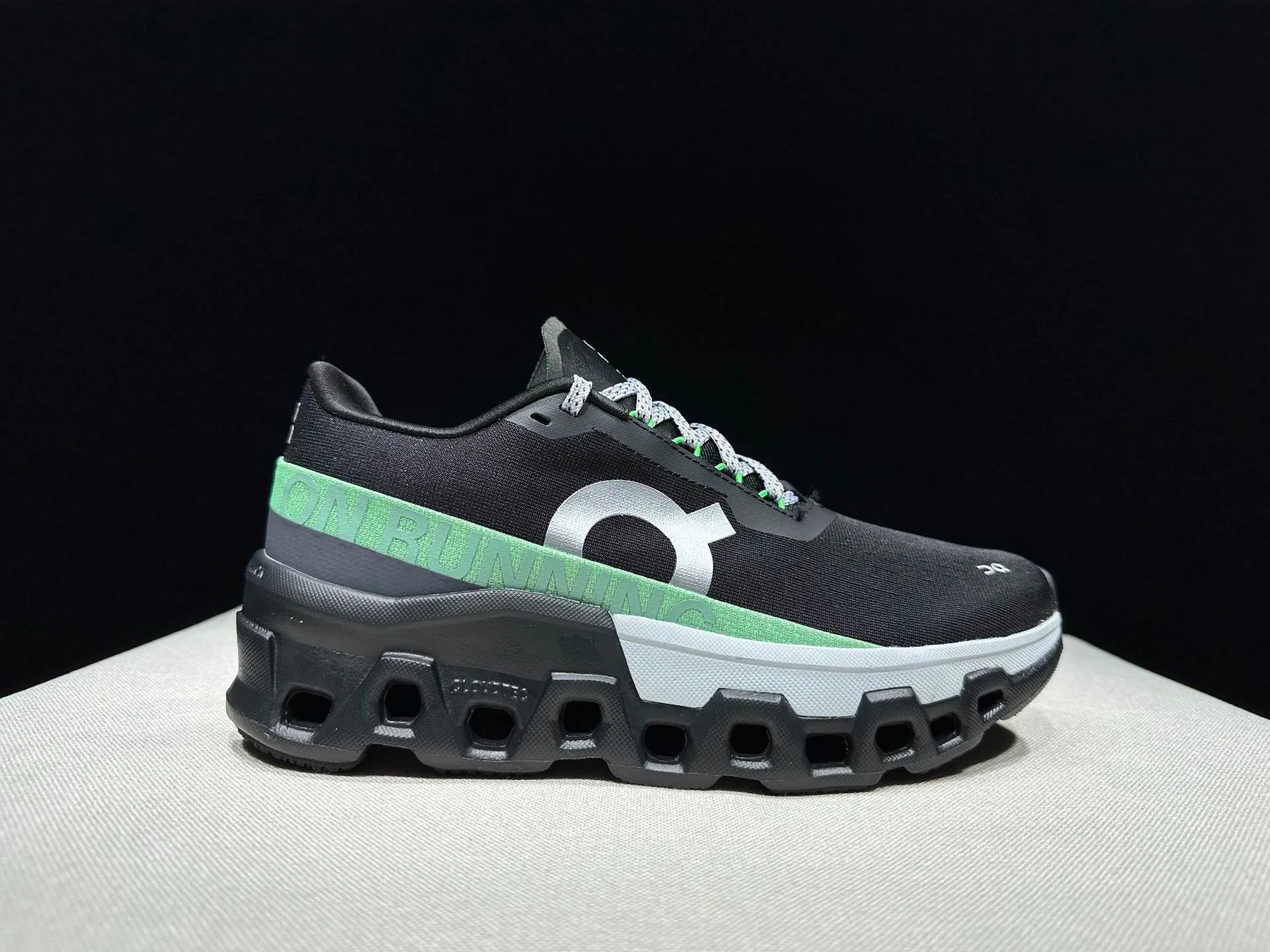 On Sneakers Cloudmonster 2 — Style 2