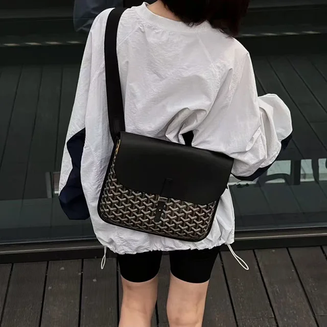 Goyard Crossbody Bags Flap Messenger Bag with Chevron Pattern product detail image 4