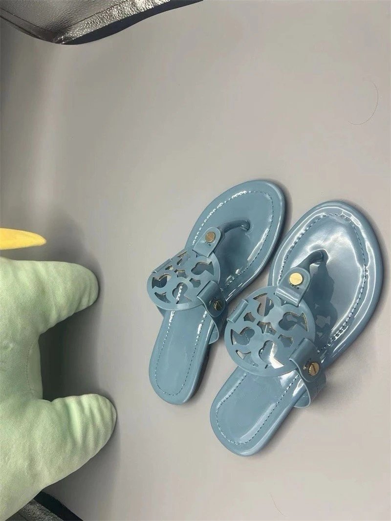Tory Burch Sandals Flat thong with cutout double-T medallion — dark blue patent leather