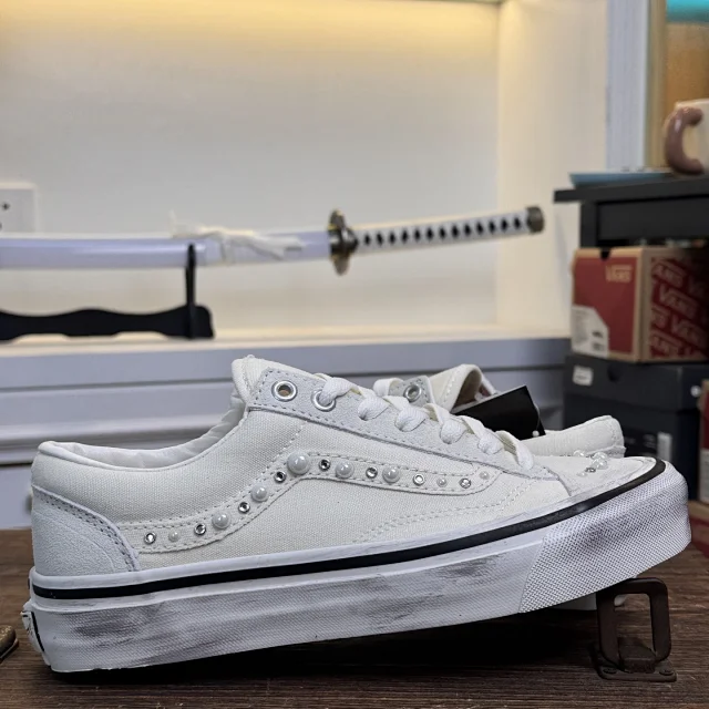 Unbranded Sneakers Low-Top Canvas Pearl-Embellished Distressed product detail image 2