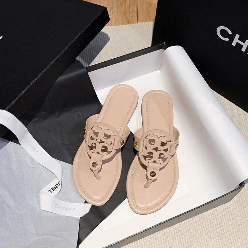 Tory Burch Sandals Flat thong with cutout double-T medallion — Beige matte