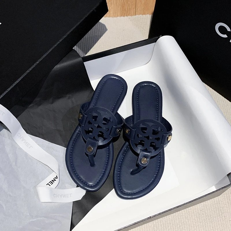 Tory Burch Sandals Flat thong with cutout double-T medallion — Navy blue matte