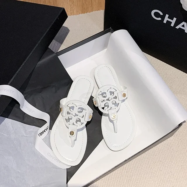 Tory Burch Sandals Flat thong with cutout double-T medallion product detail image 3