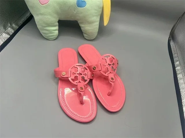 Tory Burch Sandals Flat thong with cutout double-T medallion product detail image 11