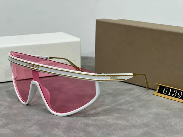 Dior Eyewear Oversized shield sunglasses with logo-print lens product detail image 4