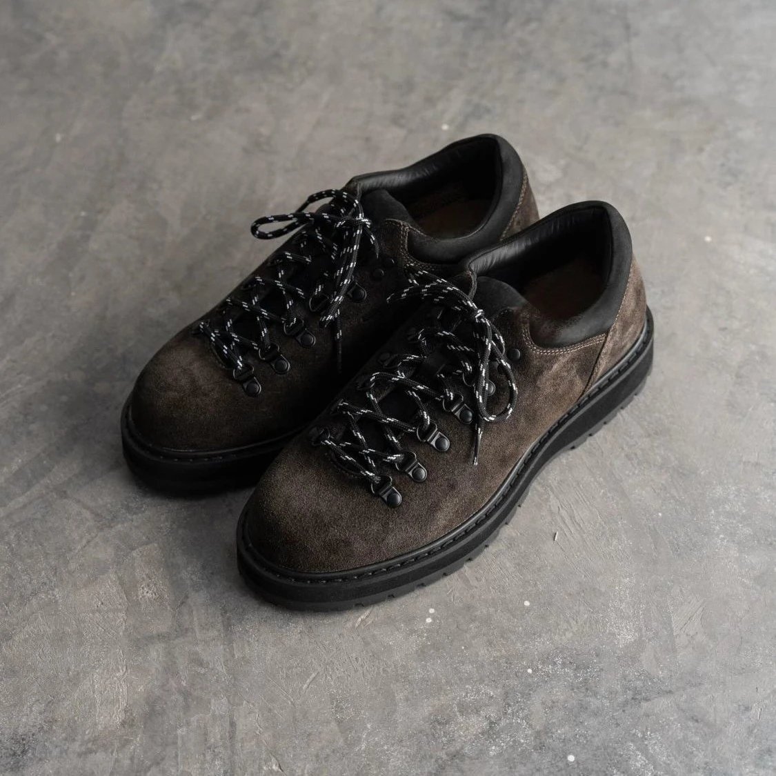 Unbranded Leather Shoes Low-Top Lace-Up with Metal D-Ring Eyelets and Lug Sole image 2