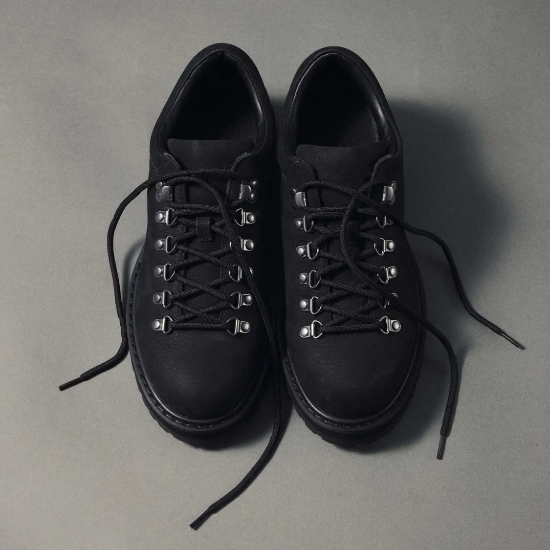 Unbranded Leather Shoes Low-Top Lace-Up with Metal D-Ring Eyelets and Lug Sole — Black leather shoes size