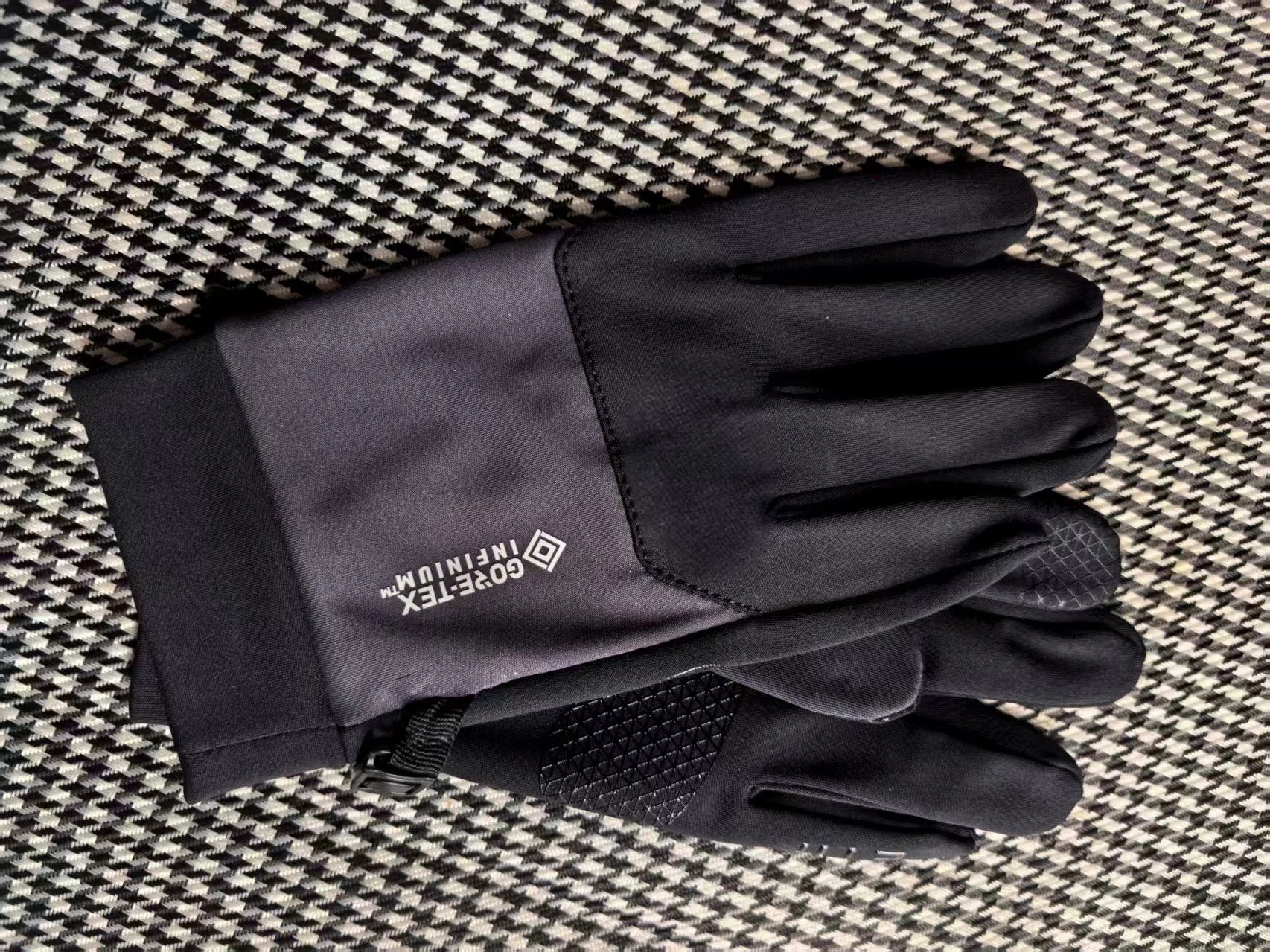 GORE-TEX Gloves INFINIUM touchscreen with non-slip palm grip and adjustable wrist buckle — Dark gray