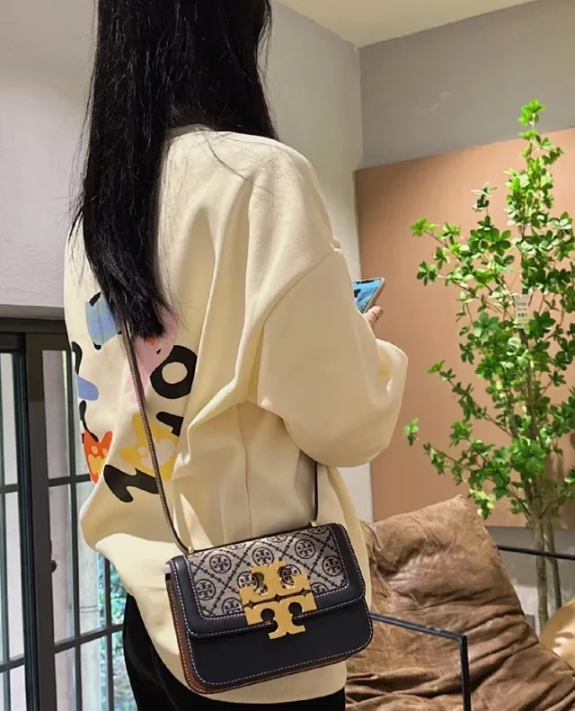Tory Burch Crossbody Bags Double T Logo Pebbled Flap Bag product detail image 6