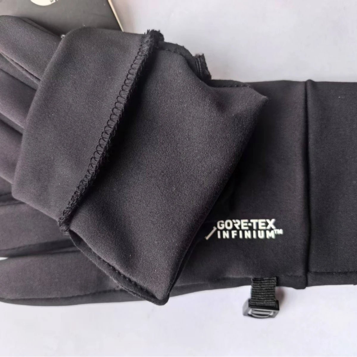 GORE-TEX Gloves INFINIUM touchscreen with non-slip palm grip and adjustable wrist buckle image 3