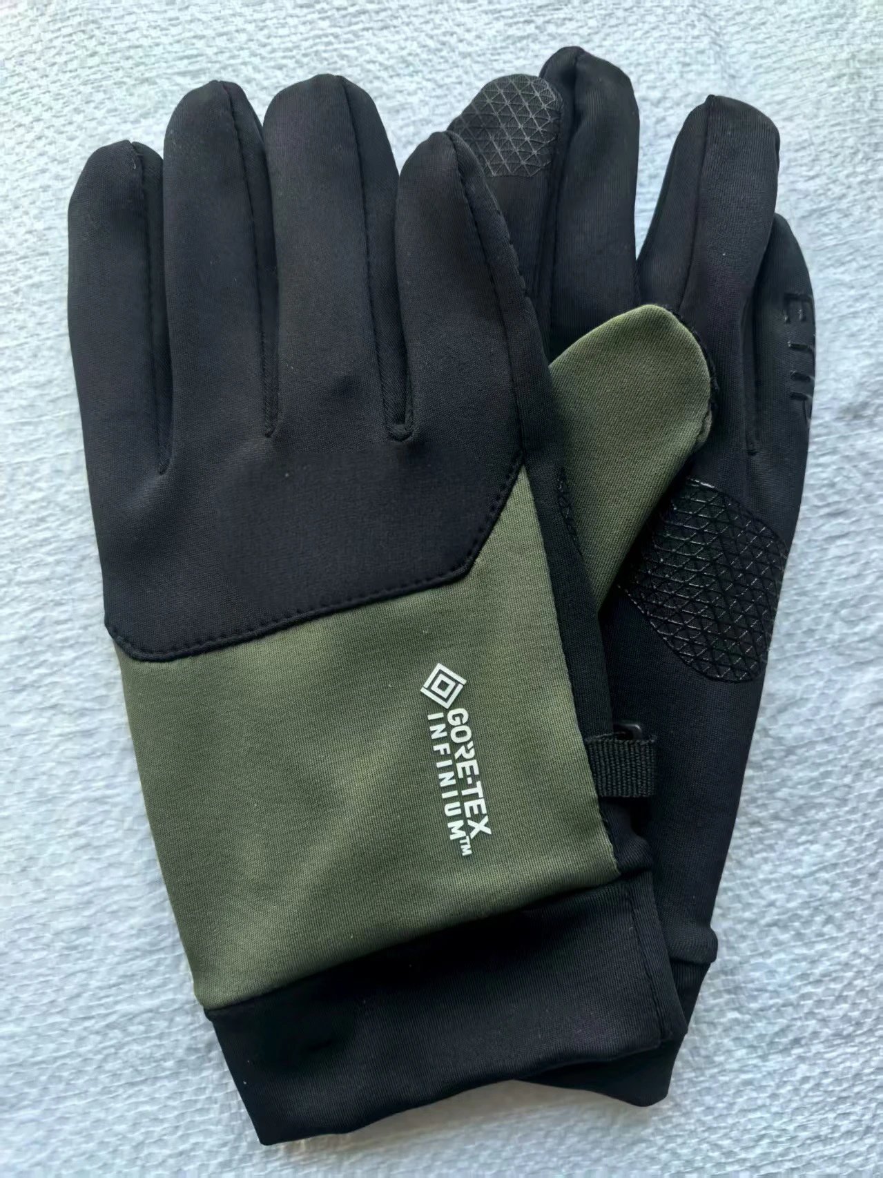 GORE-TEX Gloves INFINIUM touchscreen with non-slip palm grip and adjustable wrist buckle — army green