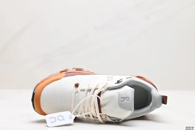 On Sneakers Cloudwander Waterproof product detail image 3