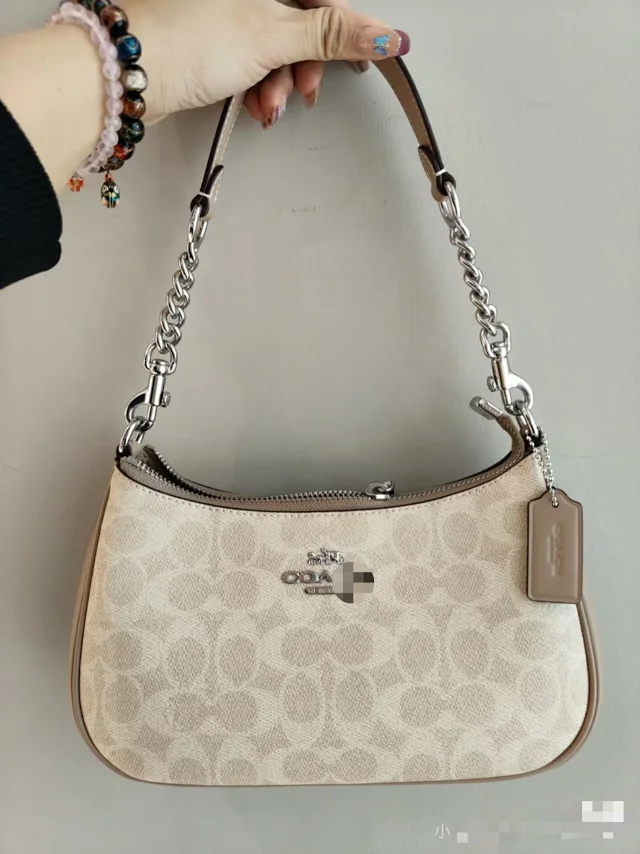 Coach Shoulder Bags Signature canvas chain-strap bag product detail image 2