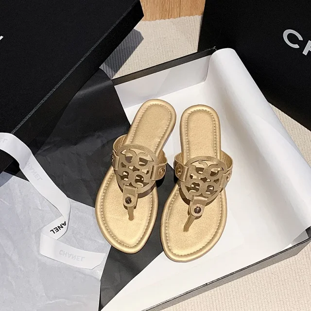 Tory Burch Sandals Flat thong with cutout double-T medallion product detail image 23