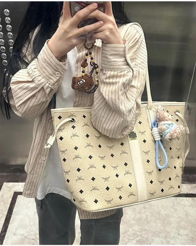 MCM Handbags Visetos tote with detachable pouch product detail image 9