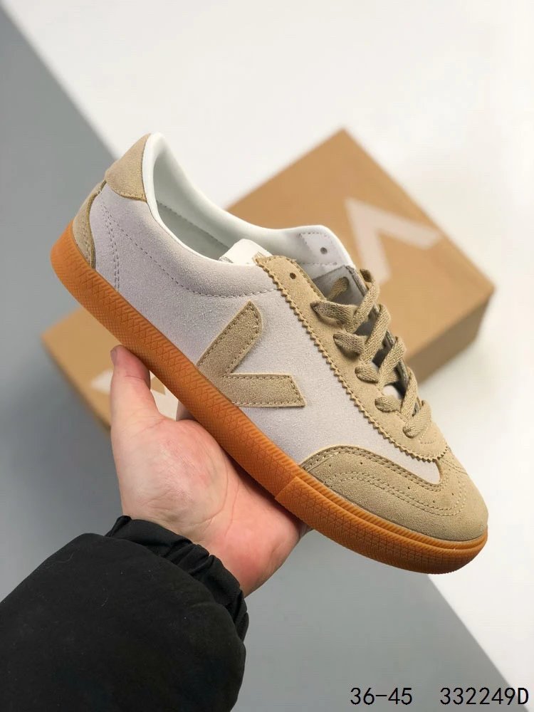 VEJA Sneakers Low-top suede with V logo and gum sole — 36