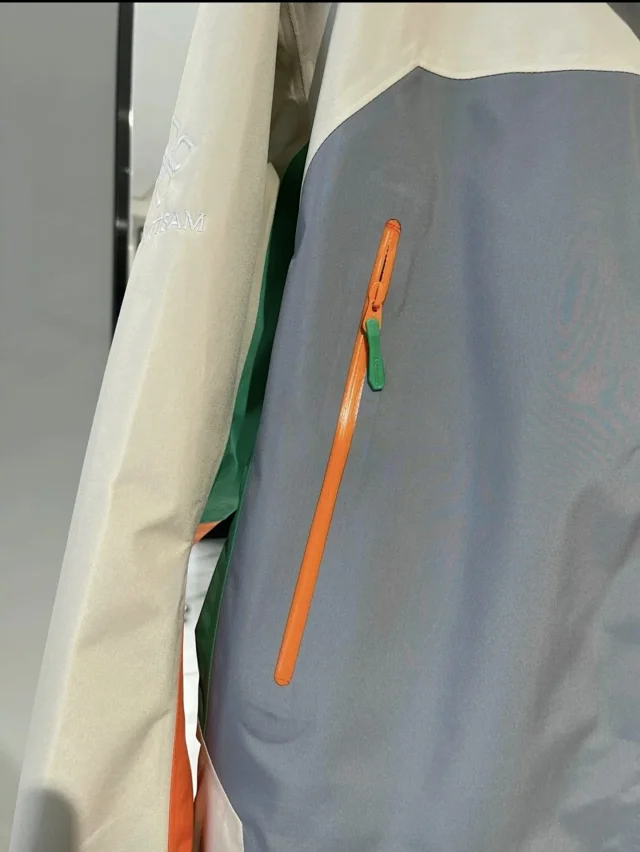 Arc'teryx Jackets Hooded color-block shell jacket with zip pockets product detail image 9