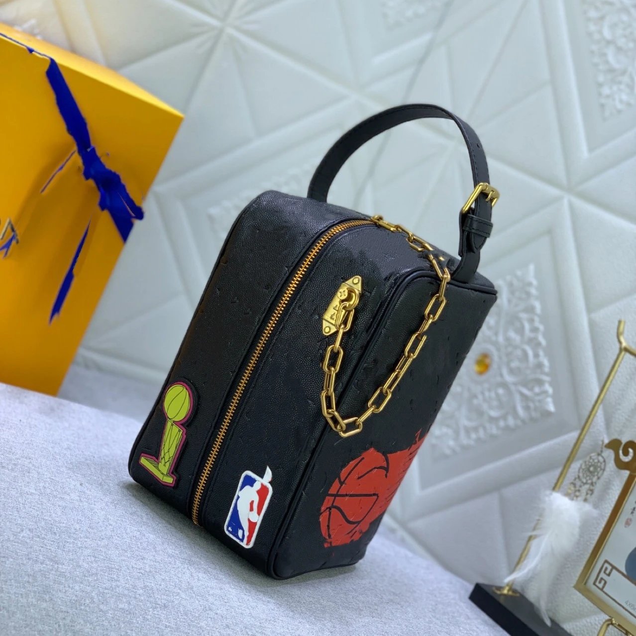 NBA Travel Bags Logo Chain-Detail Zip Cosmetic Bag — Black embossing